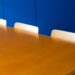 Stijlvolle ronde vergadertafel van hout in moderne kantooromgeving, bevorderlijk voor samenwerking en communicatie.