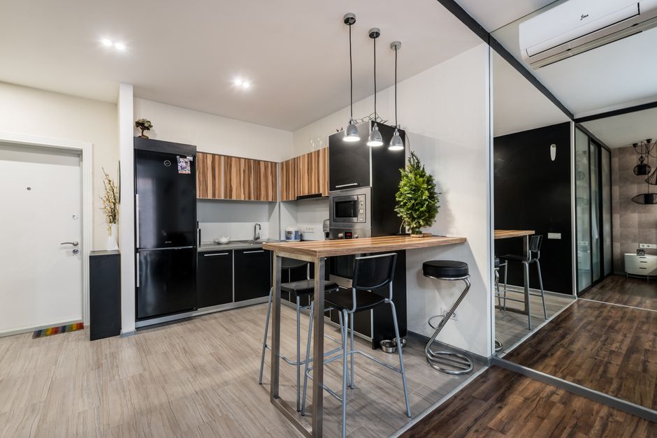 Een moderne minibar koelkast in een hotelkamer, geschikt voor horeca en hotelgebruik.